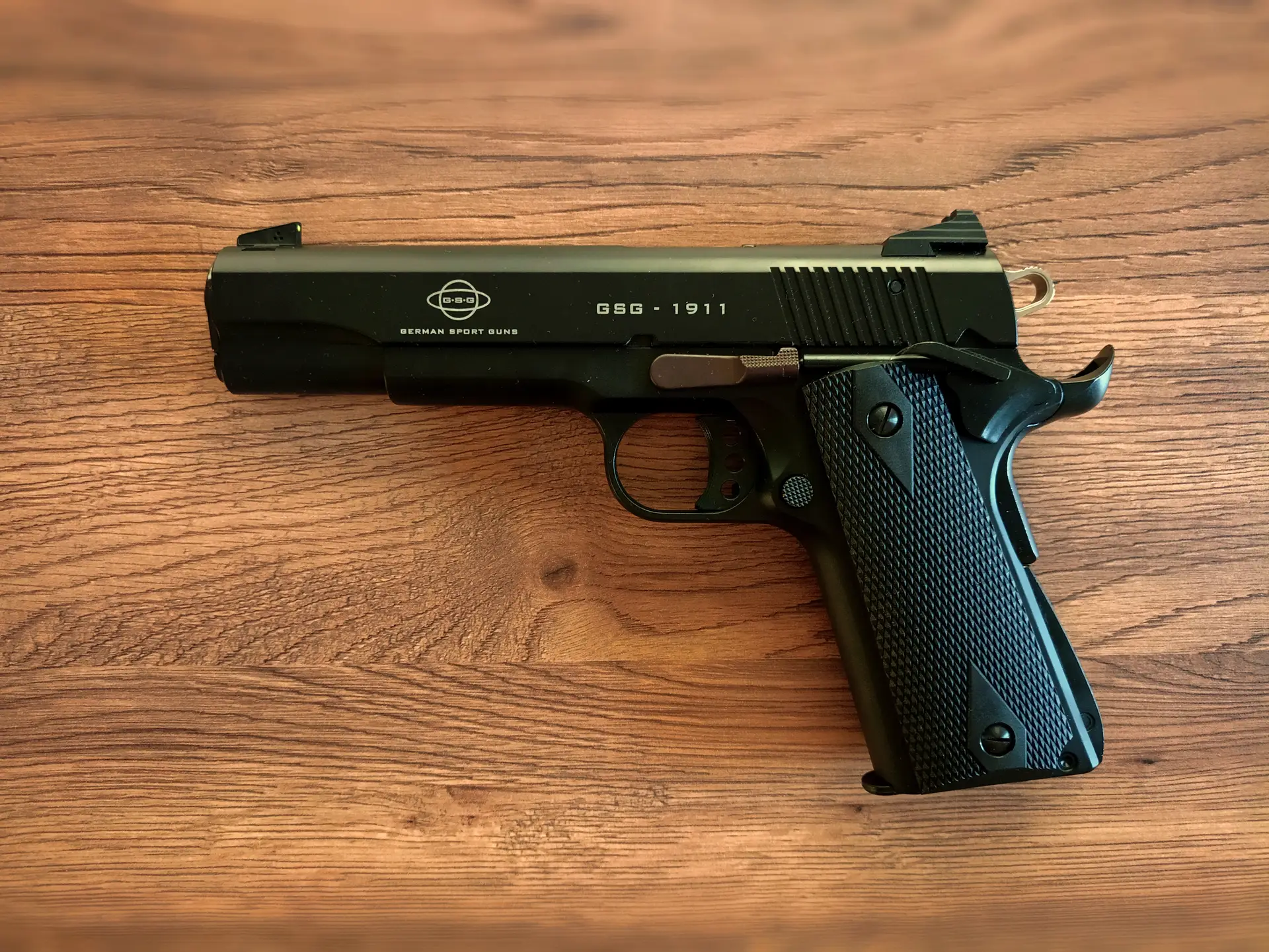 Pistolet bocznego zapłonu GSG .22 LR marki German Sport Guns na stanowisku – LYNX Szkolenia Strzeleckie Małopolska.