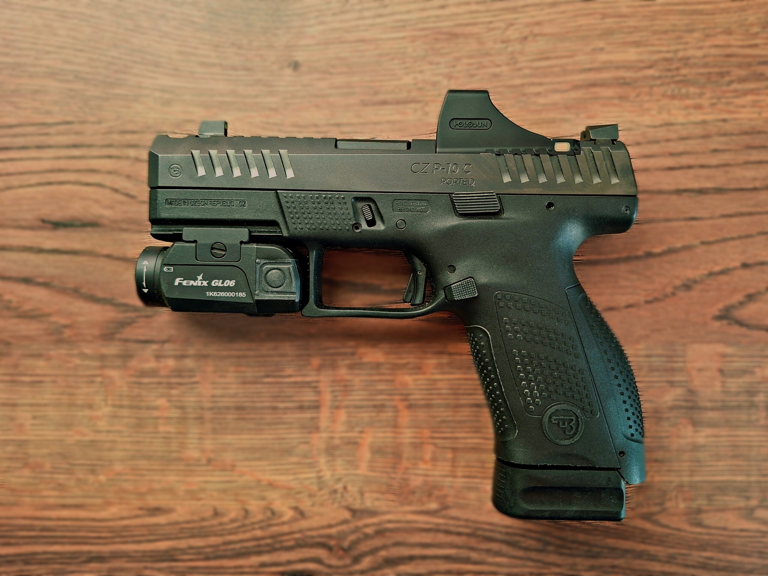 Pistolet samopowtarzalny CZ P-10 C Ported kalibru 9x19 mm na stanowisku strzeleckim – LYNX Szkolenia Strzeleckie Małopolska.