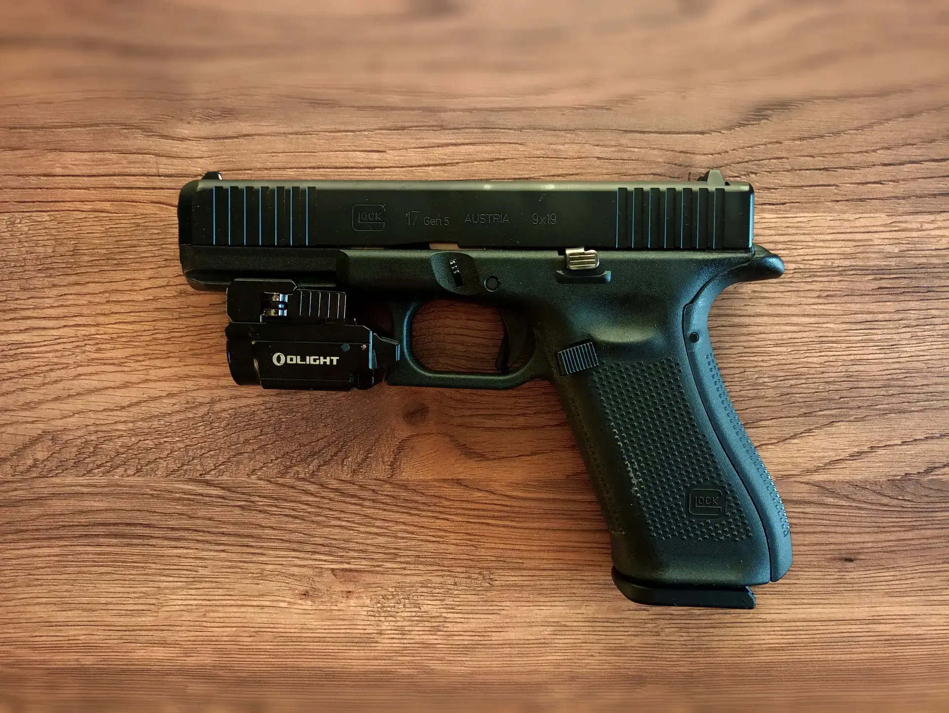 Pistolet samopowtarzalny Glock 17 kalibru 9x19 mm na osi strzeleckiej – LYNX Szkolenia Strzeleckie Małopolska.