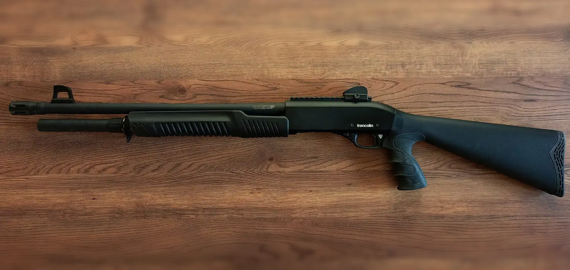 Strzelba powtarzalna typu pump-action (gładkolufowa) przygotowana do zajęć na strzelnicy – LYNX Szkolenia Strzeleckie Małopolska.